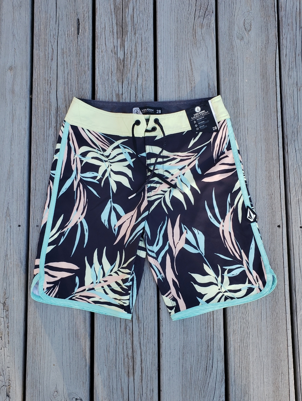 Volcom Bleeding Leaf Mod Board Swim Shorts 18" Size 28